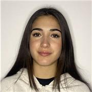 Maestra de Educación Primaria con mención en Educación Especial. 
Nivel B2 en inglés y Máster en investigación e innovación en educación.